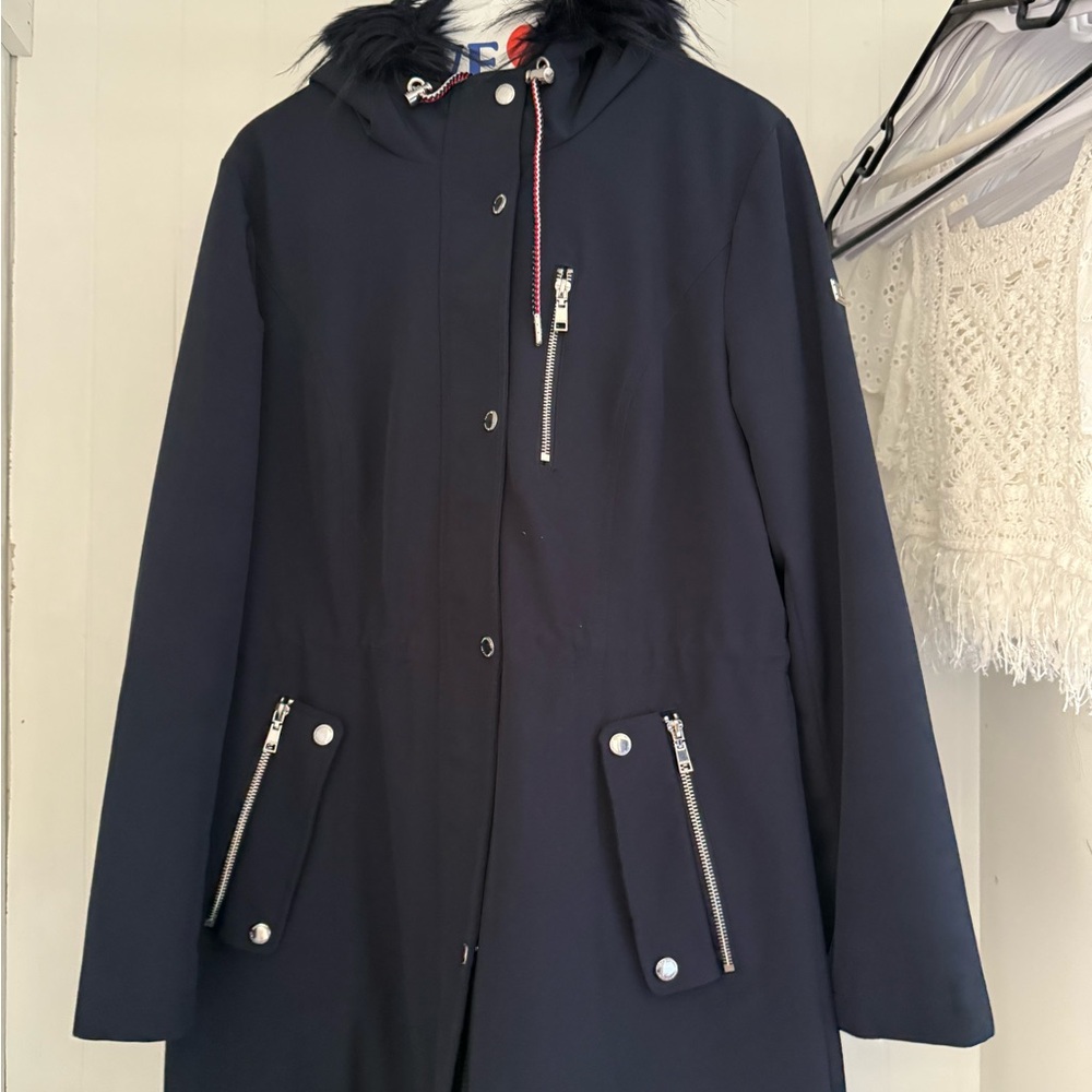 Lightly worn Tommy jacket ! Perfect for winter